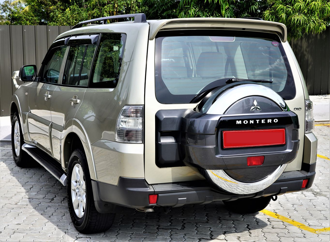 Mitsubishi Montero rear + side view