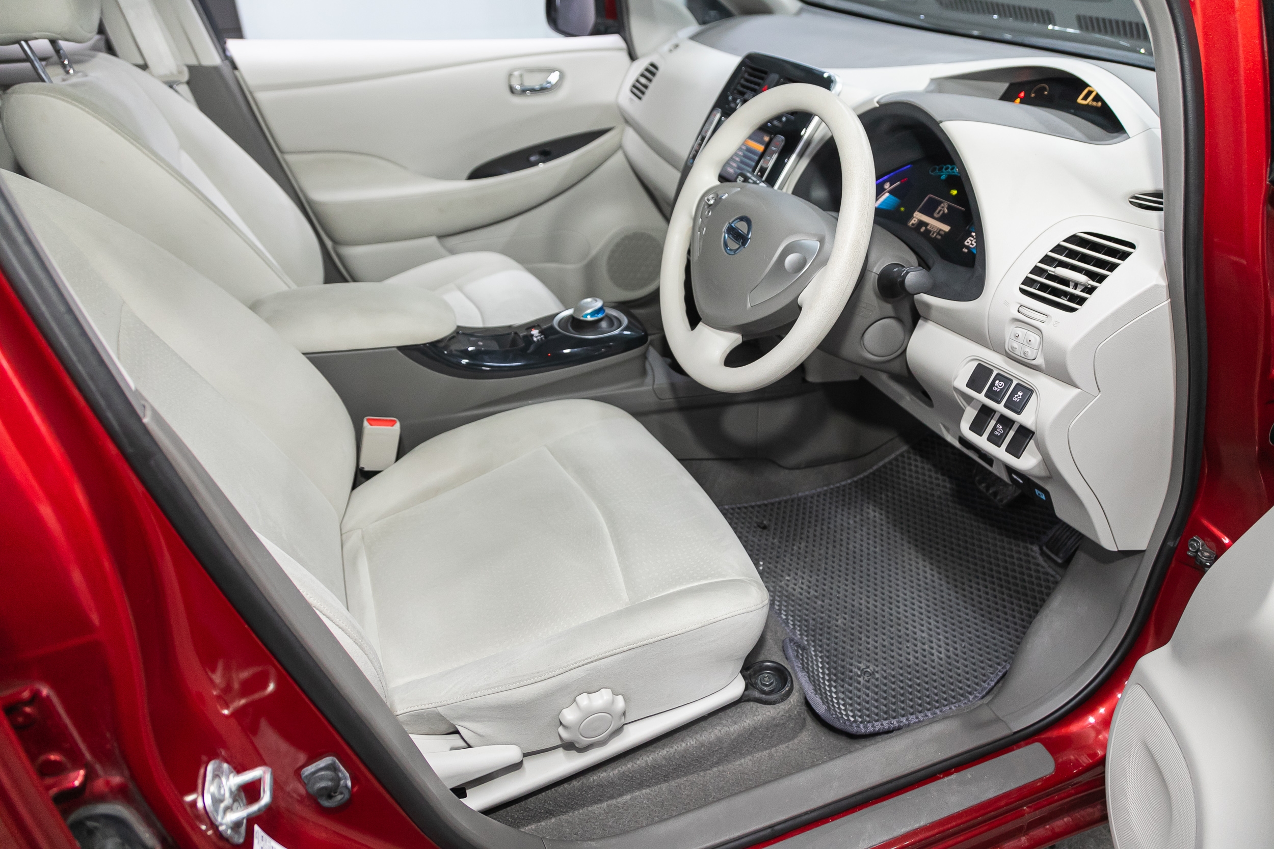 Nissan Leaf front interior