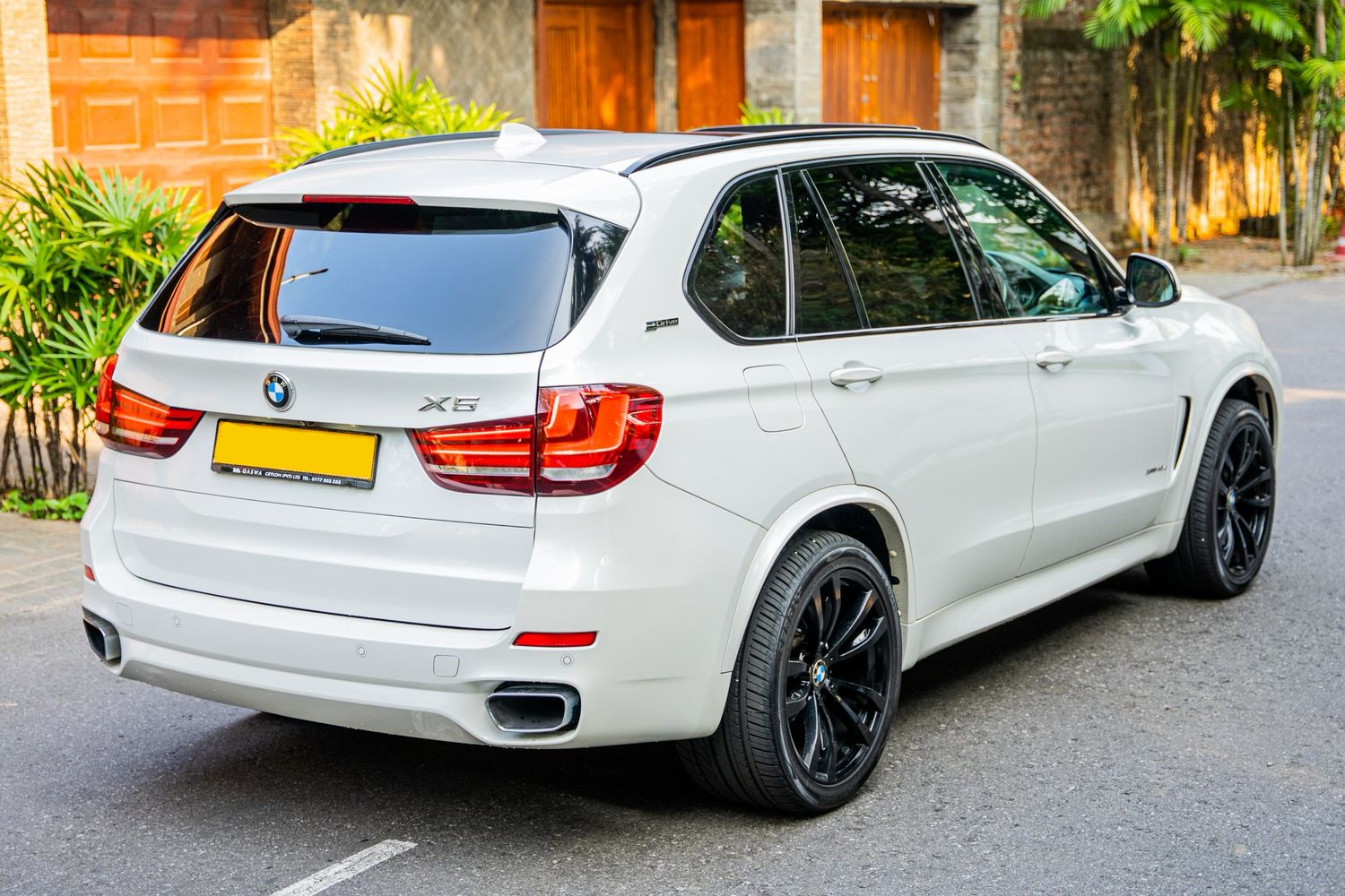 BMW X5 rear + side view