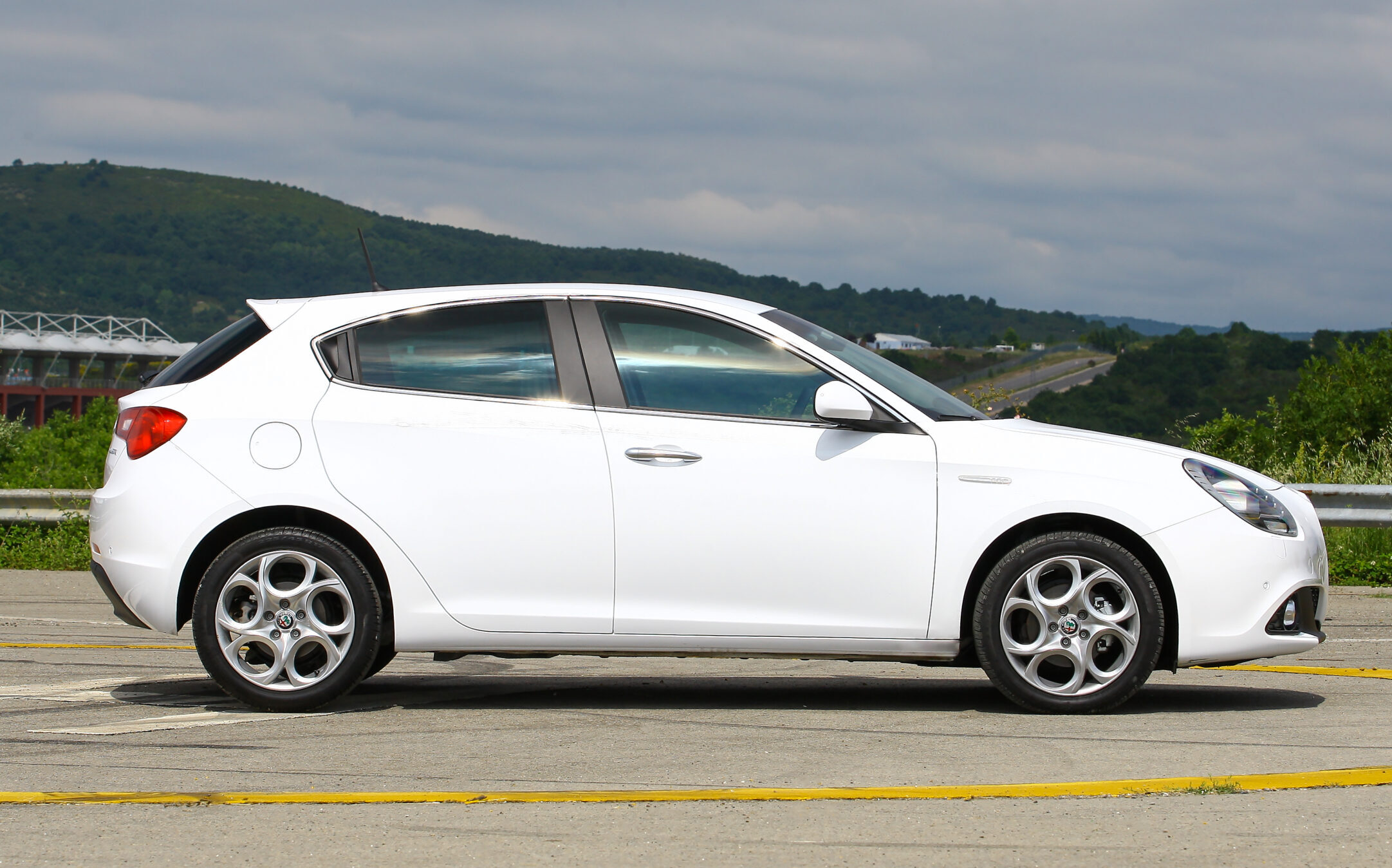 Alfa Romeo Giulietta 2013 Cars Review: Price List, Full Specifications,  Images, Videos