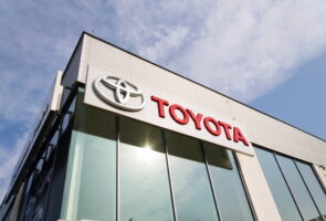 Toyota Yaris මෝටර් රථ 7,000 කට වඩා වැඩි ගණනක් නැවත කැඳවයි