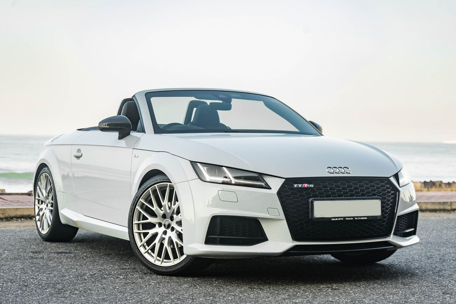Land Rover Discovery Luxury vs Audi TT Roadster S-Line 2016 