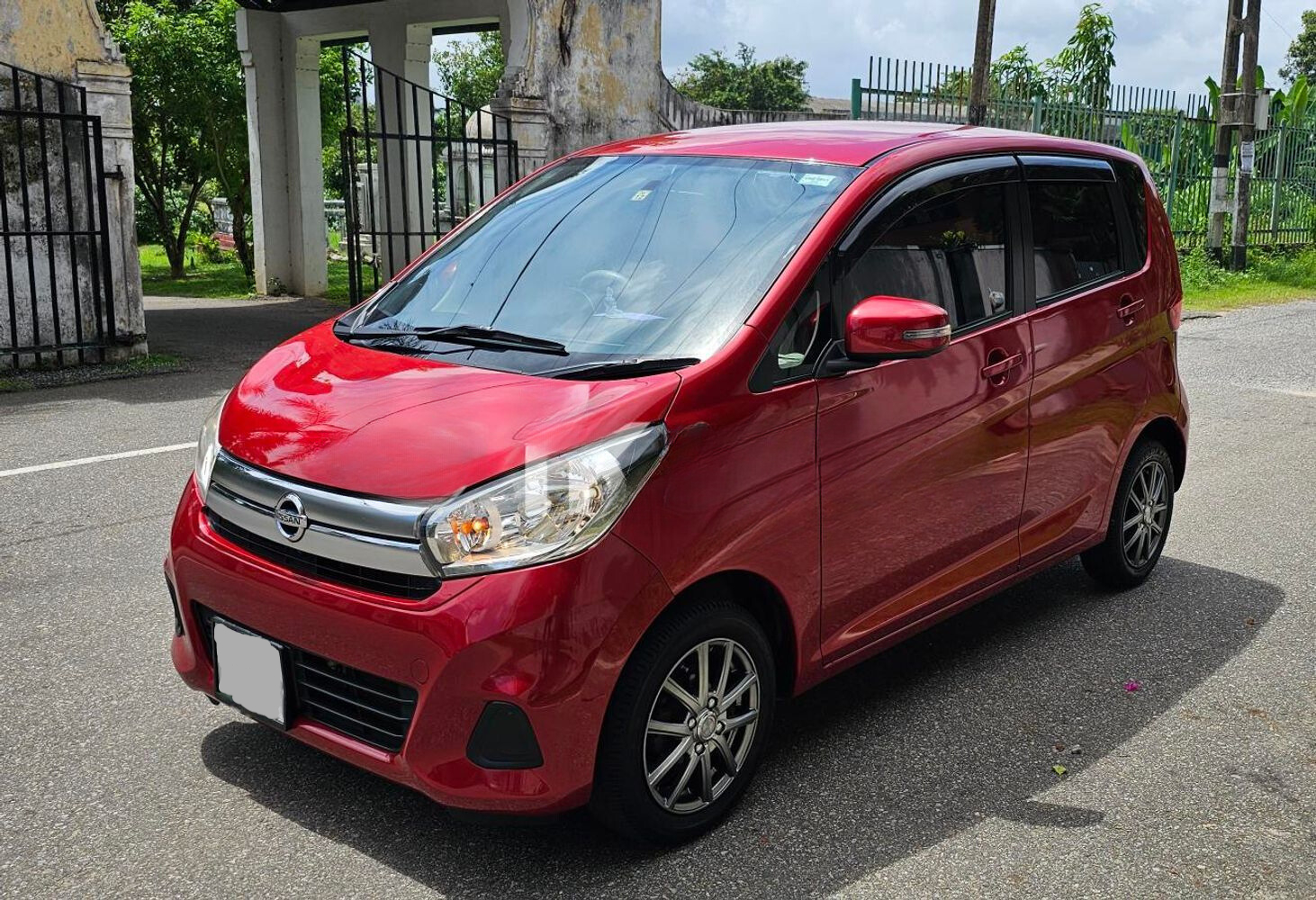 Mahindra KUV 100 vs Nissan Dayz Limited