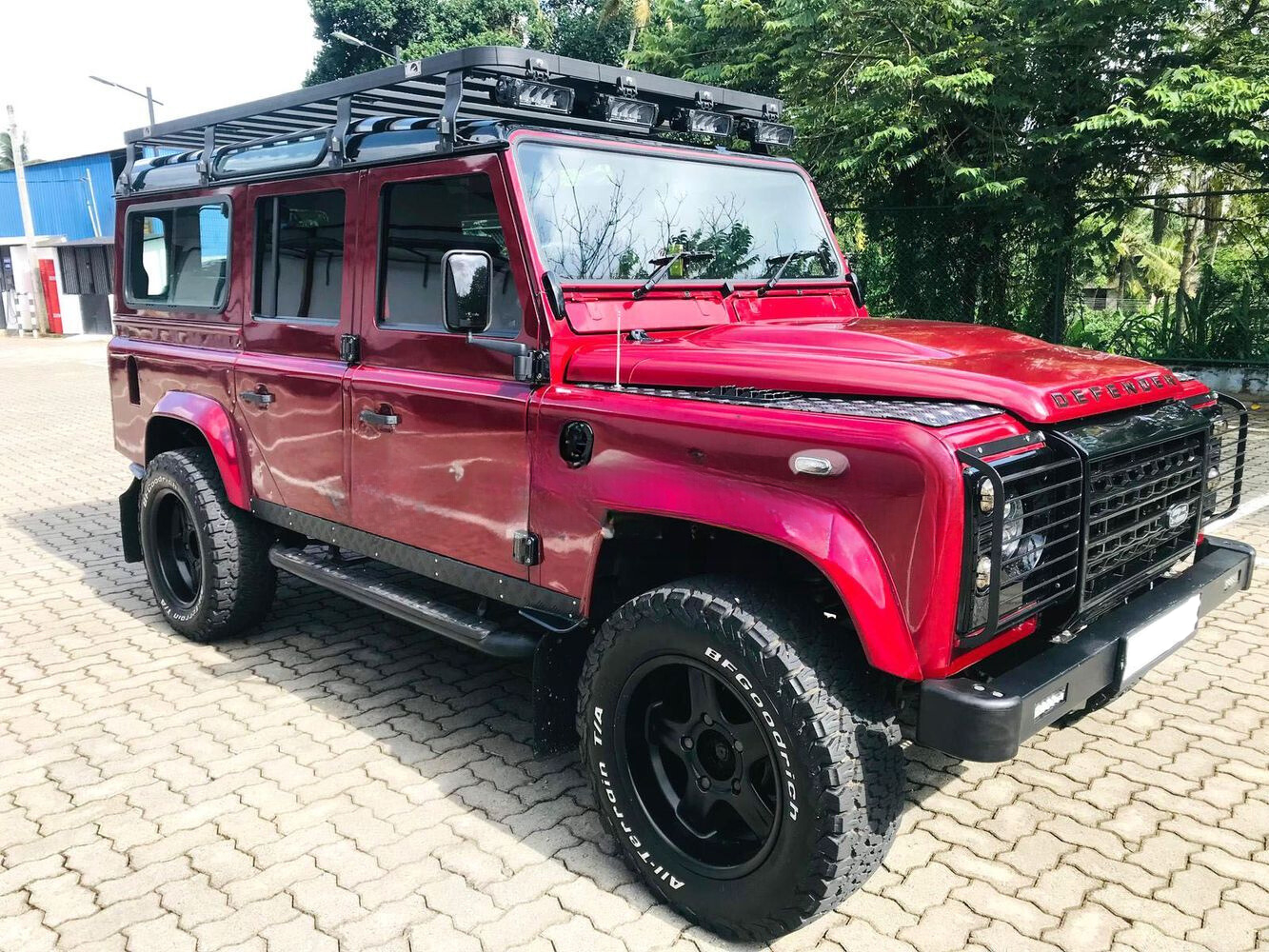 Nissan Leaf E Coonect vs Land Rover Defender