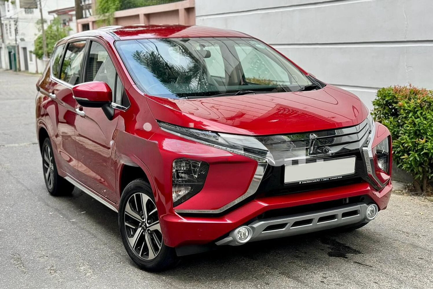 BYD Dolphin vs Mitsubishi Xpander 